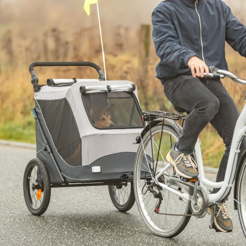 Sfeerfoto: Trixie Fietskar snelvouw grijs zwart voor honden met snelvouwfunctie, regenhoes, veiligheidsvlag en visco-elastisch kussen