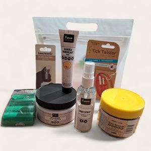 Vakantiepakket hond in tasje met poepzakjes, adreskoker, tekentang, beloningssnoepjes, Frama Psyllium Husk, Manuka Honingzalf en EHBO-spray