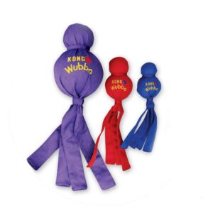 KONG Wubba Large 36 cm assorti hondenspeeltje met pieper en slierten in paars blauw of rood
