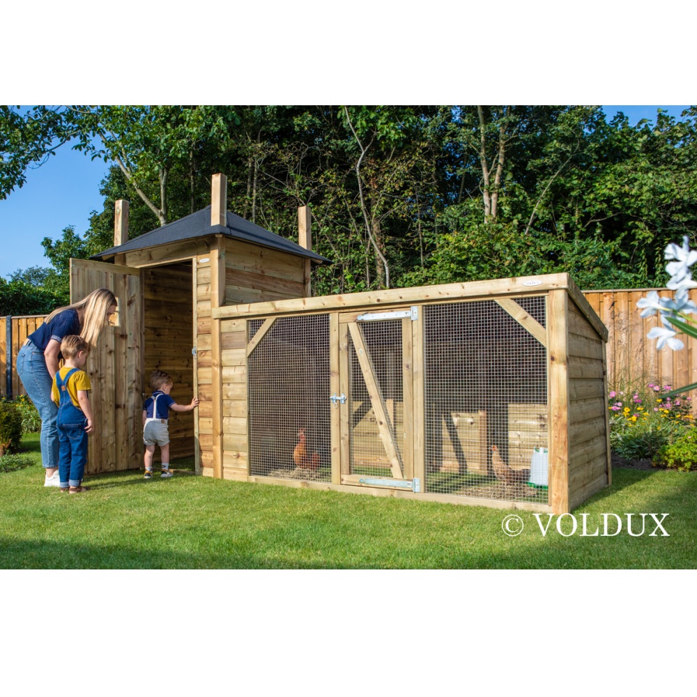 Sfeerfoto: Voldux Kippenhok Lotte 392x150x235 cm groot kippenhok met hooiberg en uitloopren