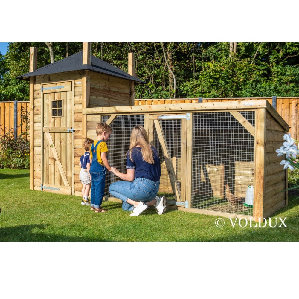 Sfeerfoto: Voldux Kippenhok Lotte 392x150x235 cm groot kippenhok met hooiberg en uitloopren