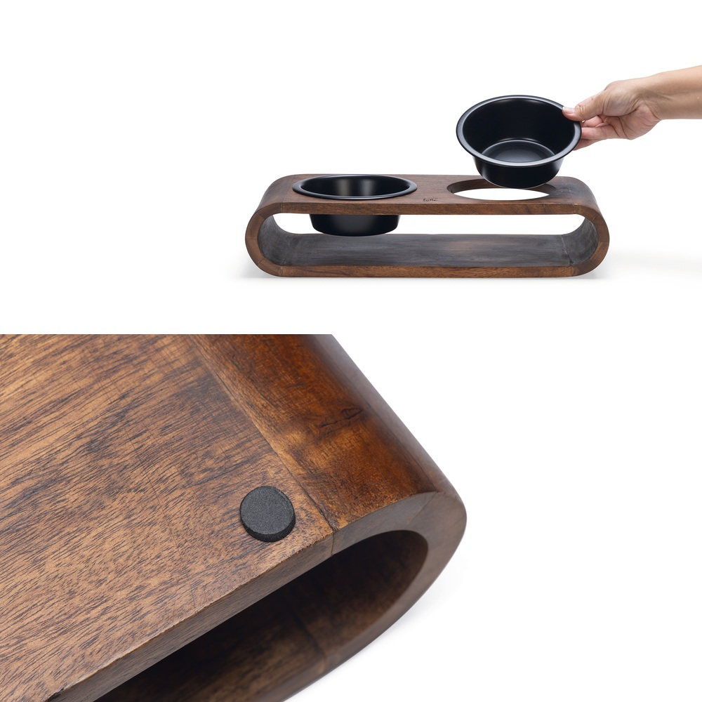 Houten dinerset Melira zwart 47cm van Designed by Lotte met acaciahouten standaard en twee matzwarte RVS voerbakjes